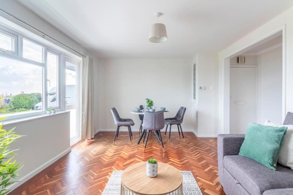 Spacious Sea View 2 Bedroom Sleeps 6-Free Parking 伯恩茅斯 外观 照片