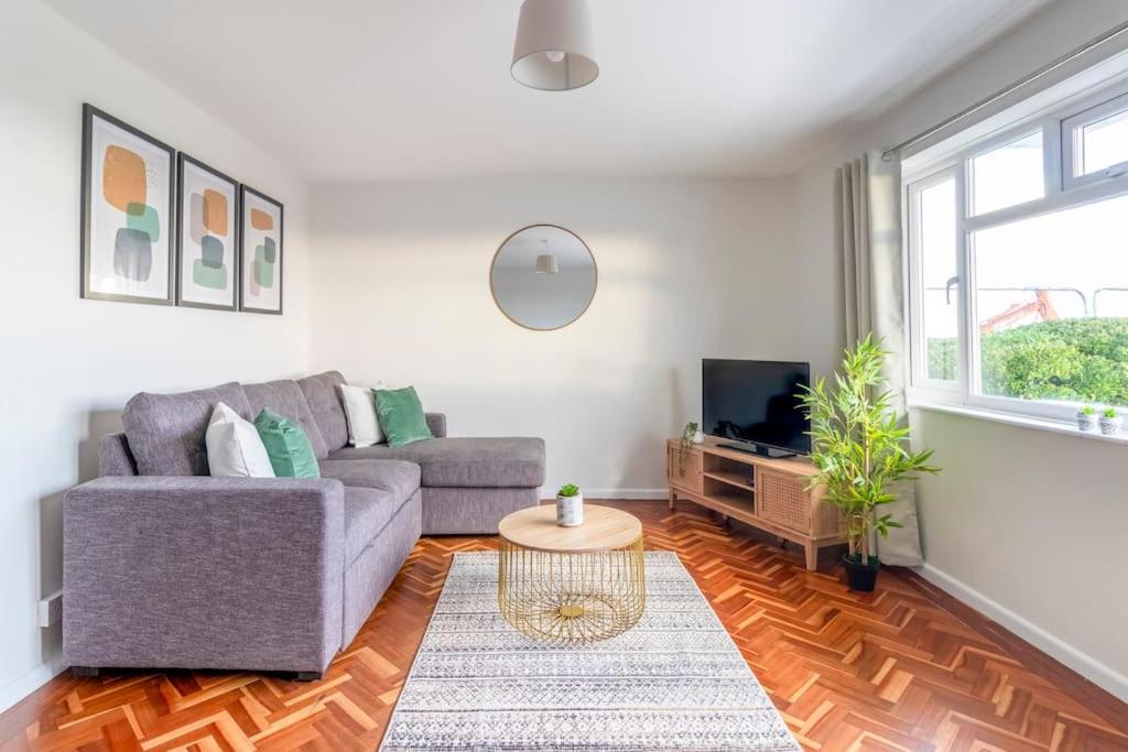 Spacious Sea View 2 Bedroom Sleeps 6-Free Parking 伯恩茅斯 外观 照片
