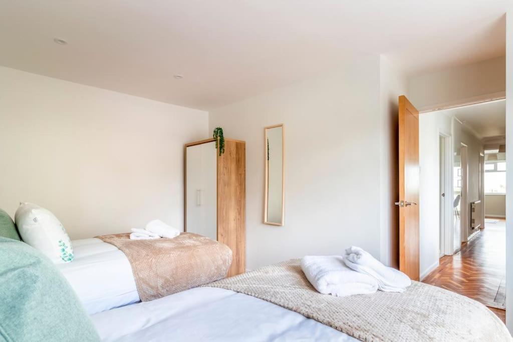 Spacious Sea View 2 Bedroom Sleeps 6-Free Parking 伯恩茅斯 外观 照片
